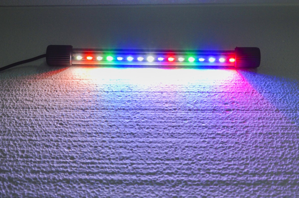Lampa led submersibila multicolora 27 cm, ideala pentru iluminat acvatic, iluminat decorativ si iluminatul acvariului cu lumini colorate vibrante. Aceasta lampa submersibila multicolora este alegerea perfecta pentru pasionatii de acvaristica si design interior care doresc un iluminat subacvatic spectaculos si un decor vibrant. Din gama de lampi subacvatice colorate, acest produs ofera un iluminat clar si intens, ideal pentru iluminatul acvariului sau pentru iluminatul decorativ in gradini si fantani arteziene. Cu o configurare usoara, lampa poate fi montata sub capacul acvariului pentru a suplimenta lumina, asigurand astfel un spectacol de lumini colorate. Caracteristici: Lungime: 27 cm Iluminare multicolora: 3 moduri de combinare a culorilor Diametru: 18 mm, design subtire si elegant Corp complet submersibil: Ideal pentru utilizare in acvarii, iazuri, fantani arteziene sau decoratiuni de interior Control facil: Alimentator cu buton de control al culorii Fixare sigura: Ventuze incluse pentru fixare pe sticla Beneficii: Siguranta sporita: Functionare la tensiuni joase, eliminand riscul de electrocutare accidentala Durata lunga de viata: Leduri special concepute pentru utilizare in medii acvatice, fara emisii toxice Eficienta energetica: Nu degaja caldura, oferind o functionare economica si sigura Aplicatii: Iluminarea acvariului: Perfecta pentru a imbunatati aspectul plantelor si ornamentelor acvatice Decoratiuni interioare: Se potriveste de minune in gradini, fantani arteziene, iazuri sau alte spatii decorative Luminat decorativ: Creeaza un efect vizual deosebit, adaugand o nota eleganta si colorata oricarui spatiu Cu aceasta lampa submersibila multicolora, vei aduce un plus de lumina si culoare in orice decor acvatic sau interior, transformand spatiul intr-o oaza de relaxare si frumusete.