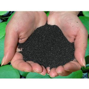 Nisip acvariu negru Crystal Sand 0.5 mm, substrat negru ideal pentru decoruri moderne. Black aquarium sand, perfect pentru acvariul tau. Cu o granulatie de 0.5 mm si un efect deosebit de natural, acest nisip aduce un plus estetic oricarui acvariu. Comercializat la punga de 10 kg, reprezinta o solutie versatila si durabila pentru pasionatii de acvaristica. Specificatii produs: Tip produs: Nisip acvariu negru Granulatie: 0.5 mm Greutate: Punga de 10 kg Proprietati: Neutru in apa, inert chimic, nu modifica duritatea apei, rezistent la lumina Utilizare: Substrat decorativ, bio-functionalitate, proiecte DIY ​ Acest substrat negru este recunoscut pentru functionalitatea sa bioactiva, protejand pestii care traiesc in partea de jos a acvariilor. Este un element indispensabil pentru mentinerea unui mediu sanatos, facilitand formarea coloniilor de bacterii benefice esentiale pentru ciclul azotului si echilibrul ecologic. Fara a modifica proprietatile chimice ale apei, Black aquarium sand este potrivit pentru toate tipurile de acvarii, oferind un habitat perfect pentru pesti si plante acvatice.