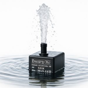 Mini pompa de apa submersibila Evo Baby Pump este solutia ideala pentru mini fantani arteziene. Pompa apa mini, pompa submersibila mica si mini pompa recirculare apa cu debit constant si consum redus. Mini pompa submersibila perfecta pentru decoruri acvatice creative.